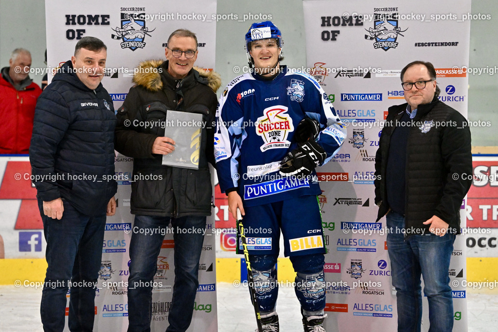 ESC SOCCERZONE STEINDORF vs. 1. EHC ALTHOFEN | Sektionsleiter ESC Steindorf Hans Tschernutter, #91 Kravanja Kristian ESC Steindorf, Sportlicher Leiter ESC Steindorf Armin RAC, Spieler des Abends, ESC SOCCERZONE STEINDORF vs. 1. EHC ALTHOFEN, ESC SOCCERZONE STEINDORF vs. 1. EHC ALTHOFEN am 28.02.2025 in Steindorf (Ossiachersee Halle), Austria, (Photo by Bernd Stefan)
