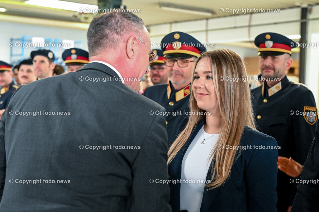 Polizei_ Ehrung verdienter Beamten_ 21.03.2023-16 | 21.03.2023, Petzoldstrasse, AUT, Polizei Stuetzpunkt SIG, Ehrung verdienter Beamte, im Bild BM Gerhard Karner (VP, Inneres), Polizeibeamtin