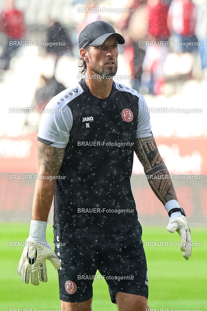 Rot-Weiss Essen - TSV 1860 München - 3.Liga | Essen, Deutschland, 01.08.2025Torwarttrainer Manuel Lenz (Rot-Weiss Essen) schautwährend des 3.Liga Spiels zwischen Rot-Weiss Essen- TSV 1860 München im Stadion an der Hafenstraße am 01.08.2025 in Essen. (Foto von Timo Bluhmki-Schmidt/ Brauer Fotoagentur)