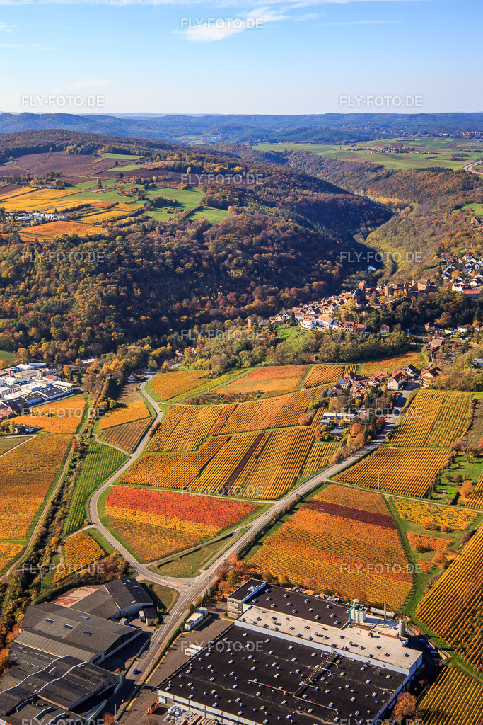 Ortsansicht von Osten vor der A6 zwischen herbstlich gefärbten Weinbergen | Luftbild: Ortsansicht von Osten vor der A6 zwischen herbstlich gefärbten Weinbergen in Neuleiningen im Bundesland Rheinland-Pfalz in Deutschland. Foto: IMG_123569.jpg vom 31.10.2020 durch Werner Riehm/FLY-FOTO.de - Realisiert mit Pictrs.com