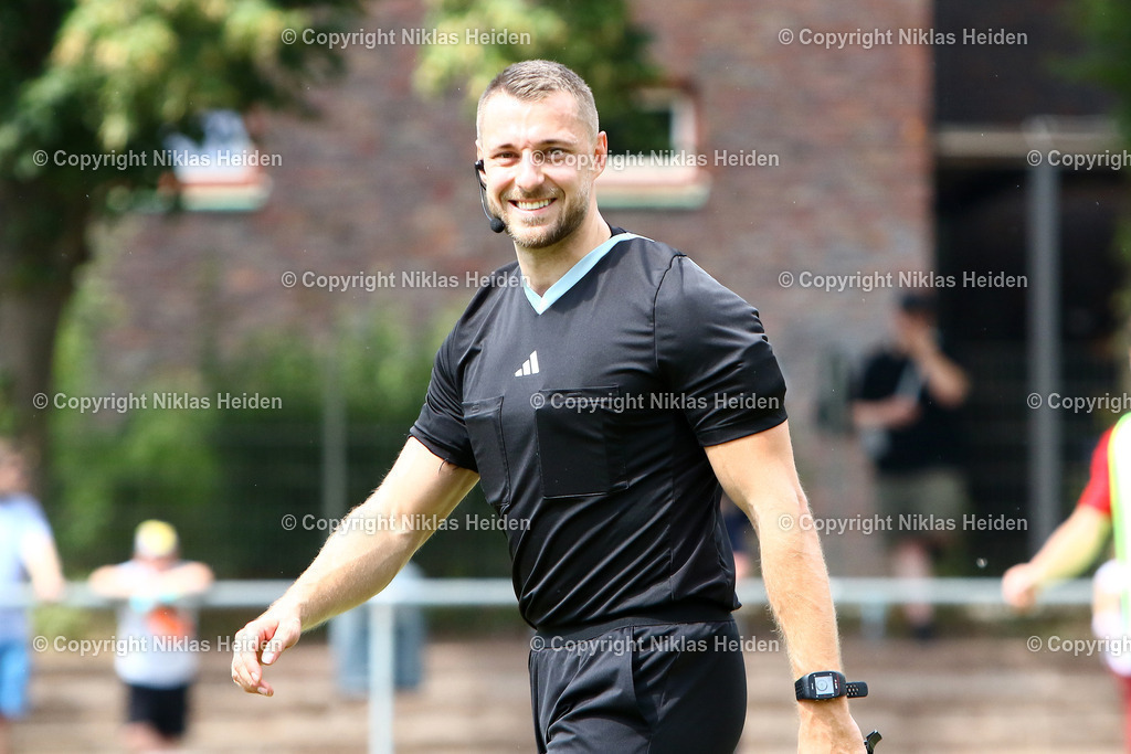 NH_KlubKosova_HarburgerSC_Testspiel_HarburgPokal_21072024 | Lasse Holst (Schiedsrichter)Fußball I Herren I Testspiel (Harburg-Pokal) I Saison 2024-2025 I Klub Kosova - Harburger SC I 21.07.2024 I Sportplatz Alter Postweg