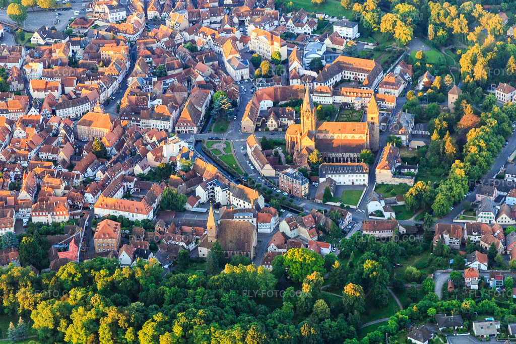 Aerial view: Quai du 24 Novembre with Abbatiale Saint Pierre et Paul from the north in Wissembourg in the state Bas-Rhin, France. – Photo: IMG_091530.jpg taken on 07/10/2016 by Werner Riehm/FLY-FOTO.com – Resolution of the original: 5125 x 3416 px – Paroisse de Wissembourg