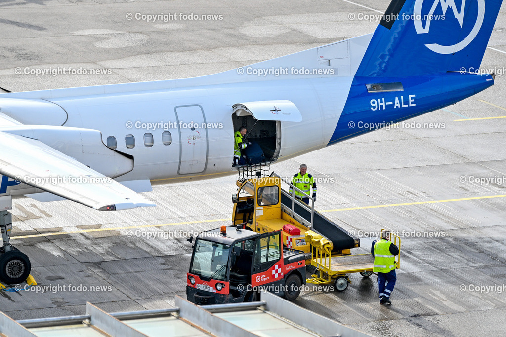 Flughafen Linz_ Linz Airport_ Linz-Hoersching_ 30.10.2023-20 | 30.10.2023, Linz Hoersching, AUT, Flughafen Linz, Linz Airport, im Bild Skyalps Flugzeug am Vorfeld, Gepaeckbeladung