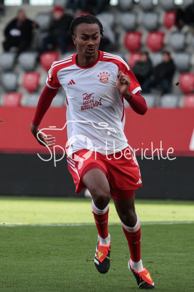 FC Bayern München U19 - TSG 1899 Hoffenheim U19 | Jonah KUSI-ASARE (FCB #9) in aktion / Freisteller / Einzelfoto