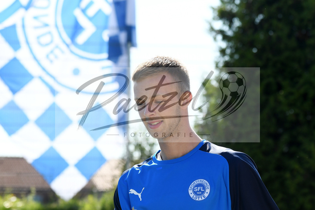 TRASFL20200713_0017 | Fussball, Herren: Bennet van den Berg (SF Lotte) schaut bei der Trainingseinheit von SF Lotte im Sportpark am Lotter Kreuz am 13.07.2020 in Lotte, Deutschland. - Realisiert mit Pictrs.com