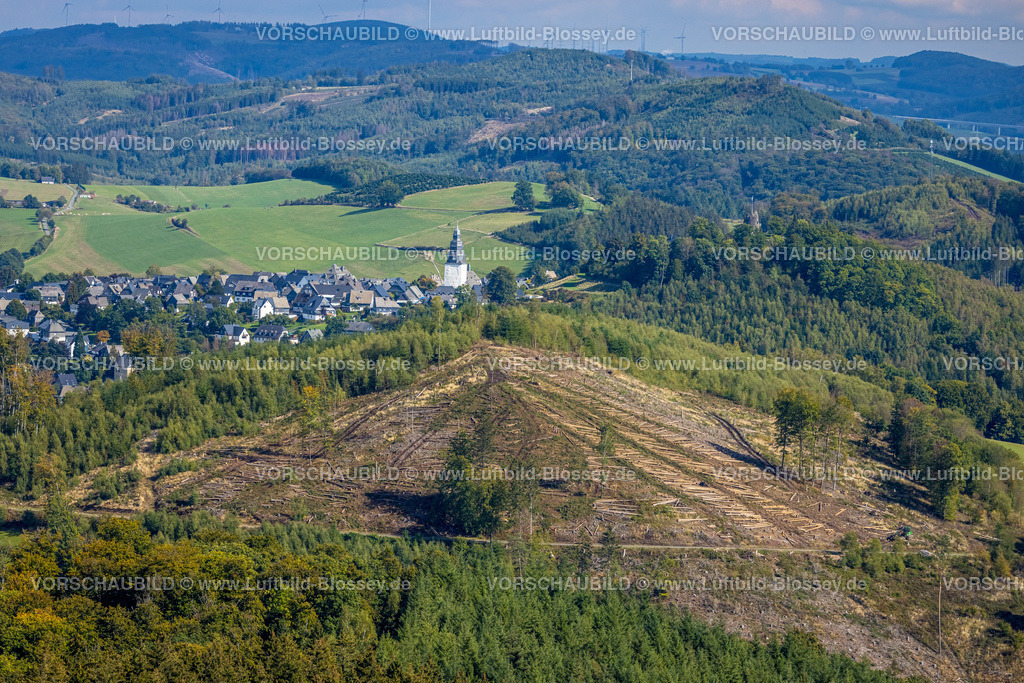 Meschede220901807 | Luftbild, Waldschäden NSG Eiserkaulen, im Hintergrund Kirche St. Johannes Evangelist, Waldgebiet Arnsberger Wald, Eversberg, Meschede, Sauerland, Nordrhein-Westfalen, Deutschland