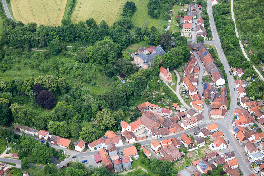 Luftbild: Schloss Waltershausen im Ortsteil Waltershausen in Saal im Bundesland Bayern in Deutschland. Foto: IMG_089881.jpg vom 11.06.2016 durch Werner Riehm/FLY-FOTO.de