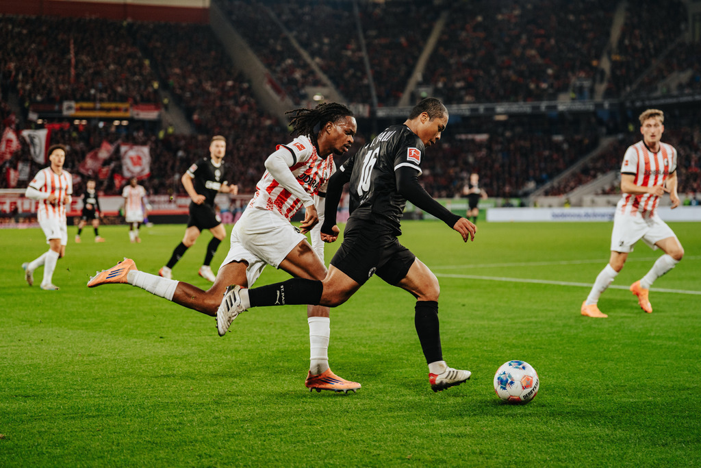 FCS00213 | Der offizielle Shop für FC St. Pauli Fotos. Wähle aus Spielszenen & Fanmomenten dein FCSP Wunschformat. Wir liefern Millerntor-Atmosphäre.