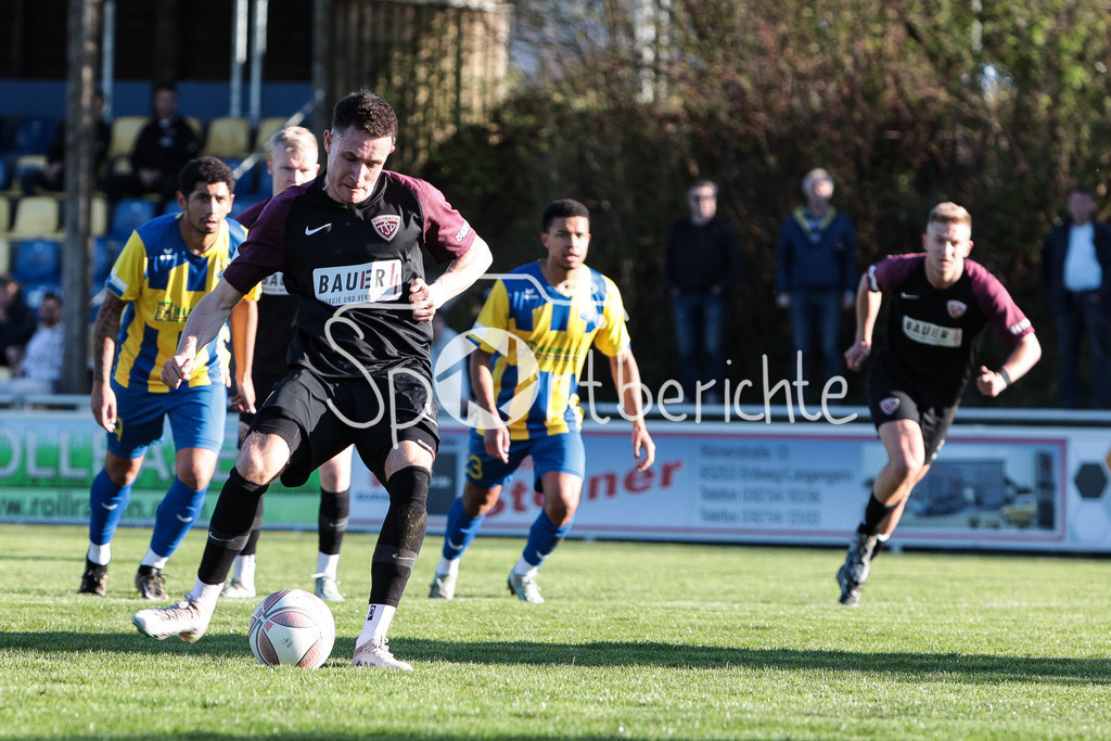 FC Pipinsried - TSV Buchbach | Tobias STEER (TSV #10) schießt den Handelfmeter zum 0-2 fuer Buchbach