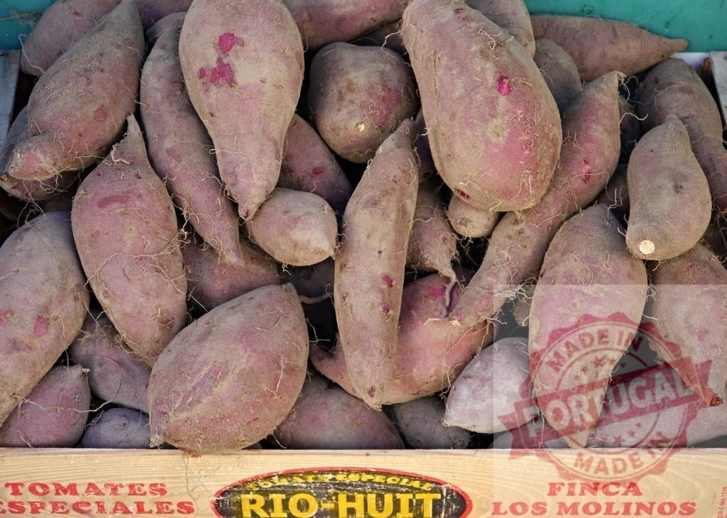 Sweet potatoes harvested in wooden crate at market | Sweet potatoes filling a wooden crate from Finca Los Molinos at Rio Huit - Realisiert mit Pictrs.com