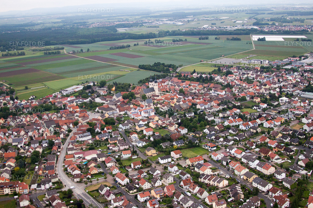 Luftbild: Ortsansicht der Straßen und Häuser der Wohngebiete in Bergrheinfeld im Bundesland Bayern in Deutschland. Foto: IMG_66162.jpg vom 30.05.2014 durch Werner Riehm/FLY-FOTO.de