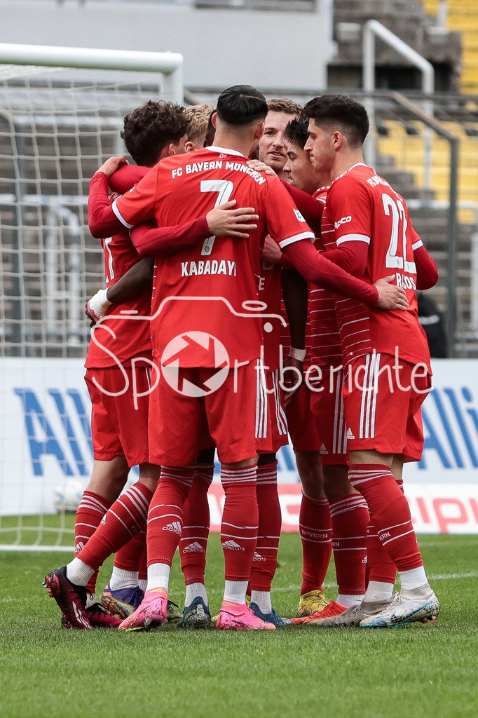 FC Bayern Amateure - SpVgg Hankofen-Hailing | Jubel der Amateure nach dem Treffer zum 2-1 durch Younes AITAMER (FCB #17) / Tor / Torjubel