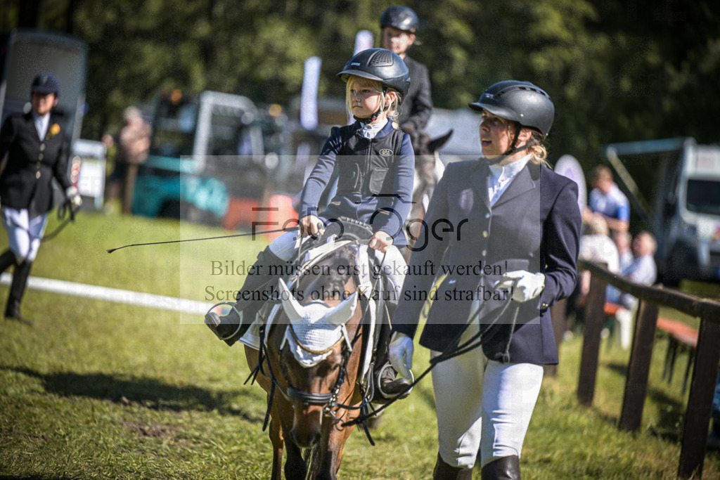 DOS_0032 | Entdecke hochwertige Reitturnierfotos von Foto Oger. Professionell, emotional und authentisch – jetzt Lieblingsmomente im Shop bestellen.Deutschlandweite Turnierfotografie. - Realisiert mit Pictrs.com