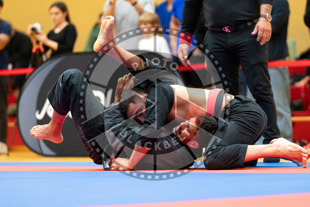 20231118PBB12426 | Fighters compete during the AJP Tour 600 Frankfurt Championship in Frankfurt/Main, Germany, on November 18, 2023.