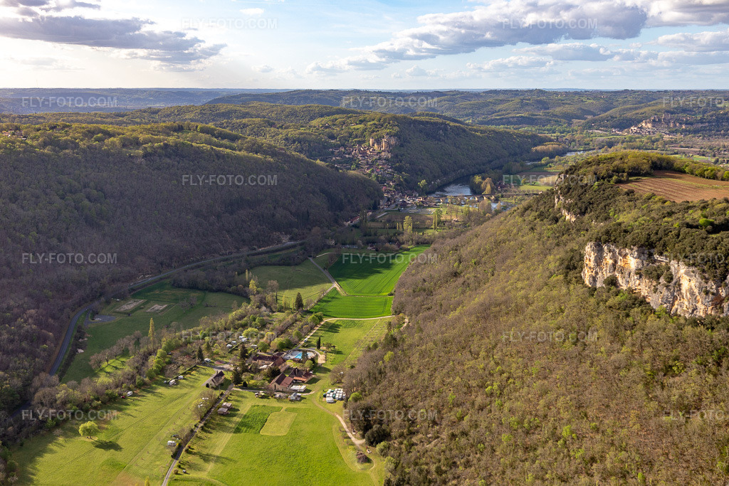 Aerial view: Céou Tal in Castelnaud-la-Chapelle in the state Dordogne, France. – Photo: IMG_113463.jpg taken on 04/16/2019 by Werner Riehm/FLY-FOTO.com – Resolution of the original: 5216 x 3477 px