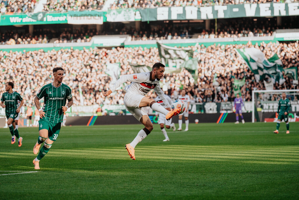 FCP04700 | Der offizielle Shop für FC St. Pauli Fotos. Wähle aus Spielszenen & Fanmomenten dein FCSP Wunschformat. Wir liefern Millerntor-Atmosphäre.