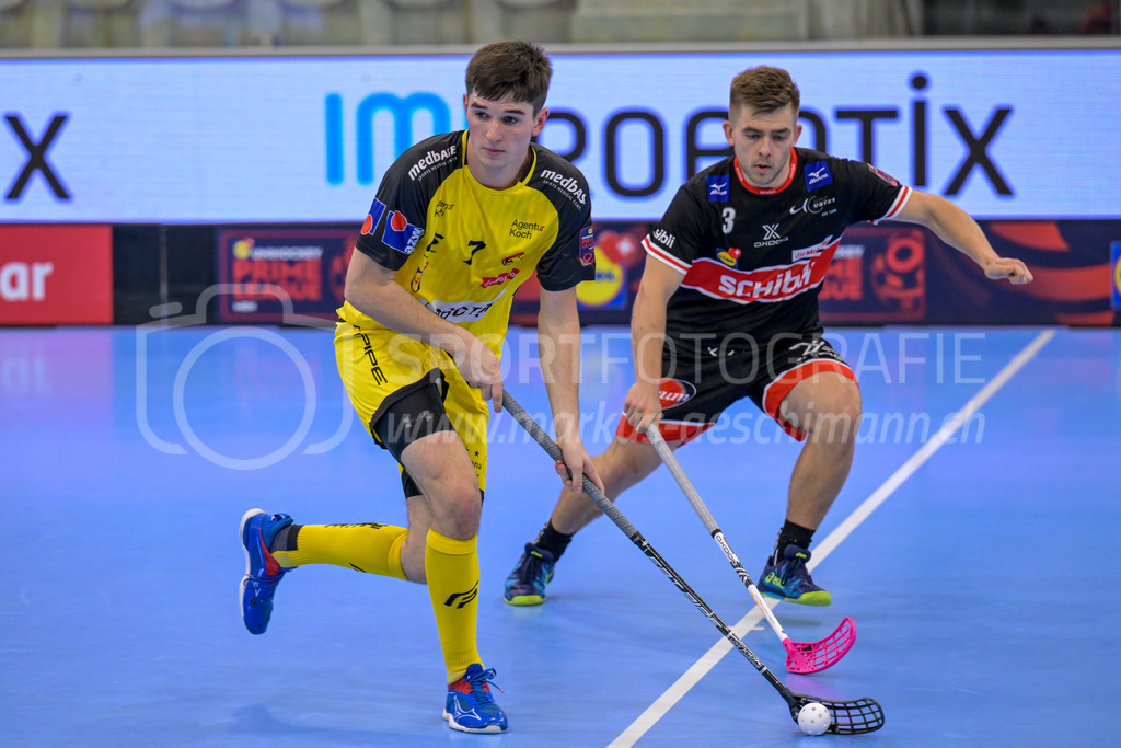 HC Rychenberg vs UHC Uster - 14. October 2022 | HC Rychenberg vs UHC Uster
AXA Arena, Winterthur
Levin Conrad (#7 HC Rychenberg) vor Martin Prazan (#3 UHC Uster).
Bild: Sportfotografie Markus Aeschimann | www.markus-aeschimann.ch - Realisiert mit Pictrs.com