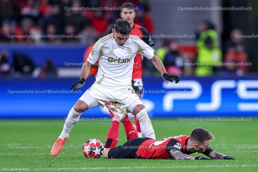 UCL29012502253 | 29.01.2025, Fußball, Bayer 04 Leverkusen - AC Sparta Prag, UEFA Champions League, 8. Spieltag, BayArena, Saison 2024 2025: Qazim Laci (Sparta Prag #20) im Zweikampf gegen Alejandro Grimaldo (Bayer04 Leverkusen #20)