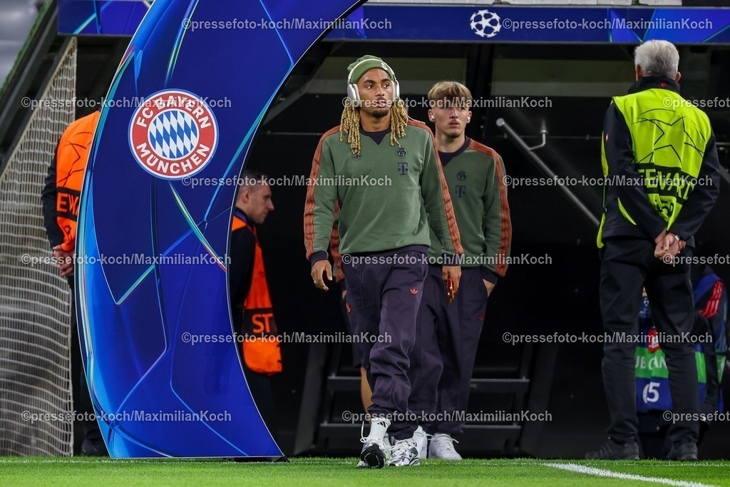 UCL22102501001 | 22.10.2025, Fußball, UEFA Champions League, FC Bayern München - Club Brügge, Allianz Arena, Saison 2025 2026: Sacha Boey&nbsp;(FC Bayern Muenchen #23)  bei der Platzbegehung vor dem SpielRegulations prohibit any use of photographs as image sequences and or quasi-video.