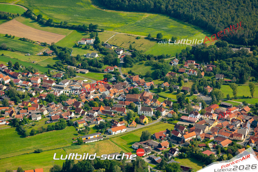 Das Luftbild zeigt :  Ermershausen - Die Luftaufnahme wurde 2024 vom UL-Flugzeug aus erstellt ( keine Drohne ) - Hochauflösende Luftaufnahme - Für grossformatige Ausdrucke geeignet. Die Geschenkidee !Mit Lizenz und Bildrechte bestellbar