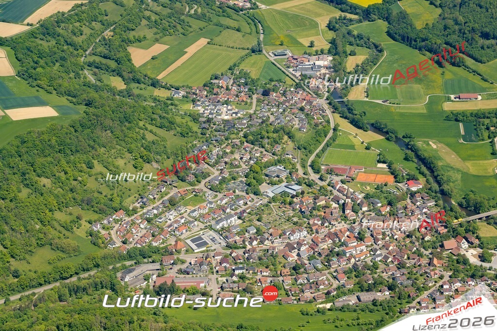 Luftaufnahme der Stadt Untermünkheim - Die Luftaufnahme wurde 2025 vom UL-Flugzeug heraus erstellt ( keine Drohne ) - Hochauflösende Luftaufnahme - für professionelle Ausdrucke geeignet. Die Geschenkidee !Mit Lizenz und Bildrechte bestellbar