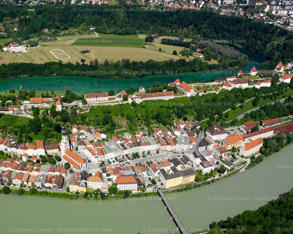 2600310 | BURGHAUSEN 09.06.2006 Stadtansicht am Ufer des Flußverlaufes der Salzach in Burghausen im Bundesland Bayern, Deutschland. // City view on the river bank of Salzach in Burghausen in the state Bavaria, Germany. Foto: Gerhard Launer
