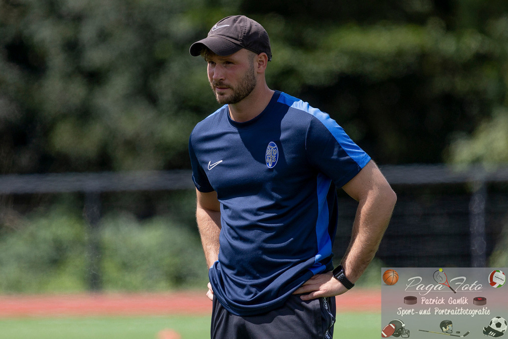 Testspiel: Spvgg. 03 Fechenheim - Türk Gücü Friedberg, 13.07.2024 | Maximilian Schmidt (Trainer Spvgg. 03 Fechenheim), Spvgg. 03 Fechenheim - Türk Gücü Friedberg, Frankfurt am Main, Sportanlage Birsteiner Straße, 13.7.2024 - Realisiert mit Pictrs.com