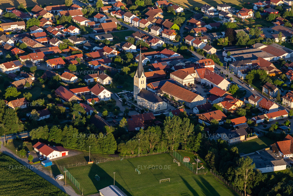 Luftbild: St. Bartholomäus in Pörndorf im Ortsteil Pörndorf in Aldersbach im Bundesland Bayern in Deutschland. – Foto: IMG_132889.jpg vom 02.07.2022 durch Werner Riehm/FLY-FOTO.de – Auflösung des Originals: 5472 x 3648 px – aldersbach.de