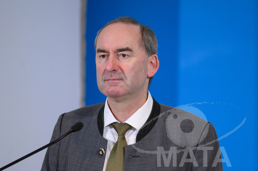 _DWI7863 | Bayerns Wirtschaftsminister Hubert Aiwanger (Freie Wähler) Pressekonferenz im Lokschuppen. Rosenheim, 02.12.2025 Bayern Deutschland - Realisiert mit Pictrs.com
