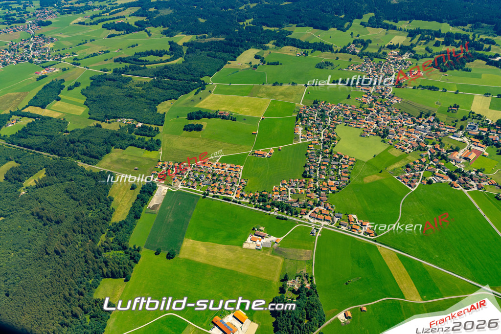 Aktuelles Luftbild von  Reichersbeuern - Die Luftaufnahme wurde 2022 mittels UL-Flugzeug erstellt ( keine Drohne ) - hochauflösende Kamera-Systeme von  Canon -Beste Qualität - Für grossformatige Ausdrucke geeignet. Die Geschenkidee !