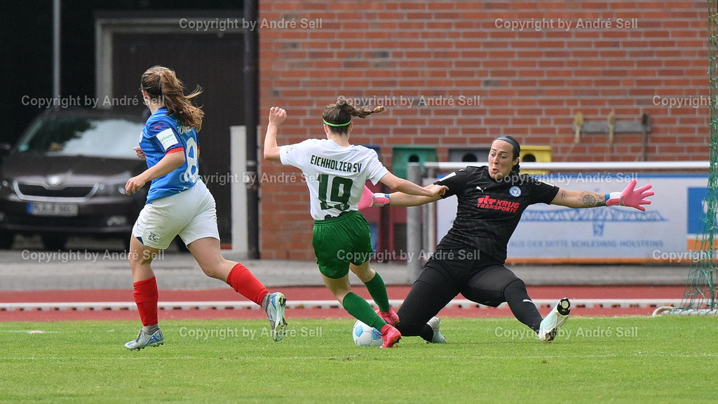 Eichholzer SV vs Holstein Kiel | Lela-Celin Naward (Holstein #22) foult Anna Nunold (Eichholz #19) auf Kosten eines Elfmeters, den Michelle Feliszowski (Eichholz #18) im Anschluss links am Tor vorbei schiesst  - links Emma Jöhnk (Holstein #18) / Fußball-Landespokal Finale Schleswig-Holstein Frauen 2024/2025 / Eichholzer SV vs Holstein Kiel / Eiderstadion / Büdelsdorf / 25.05.25 - Realisiert mit Pictrs.com