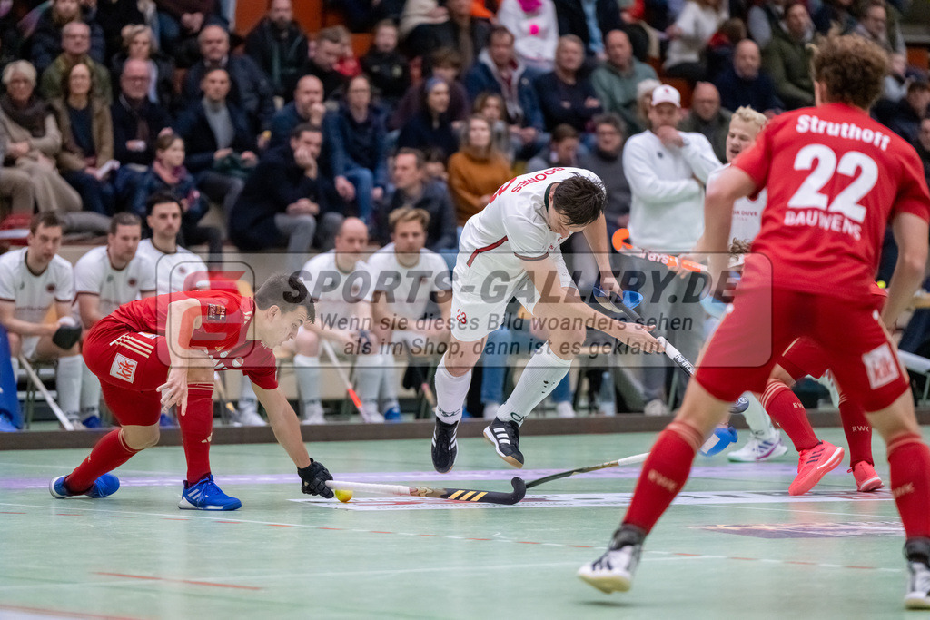 HK_20241214_100353 | 1. Bundesliga Halle Herren Crefelder HTC - Rot-Weiss Köln am 14.12.2024 Halle Glockenpitz, Krefeld , Phillip Holzmüller (Rot-Weiss Köln #21 ) , Boomes Anton ( Crefelder HTC #23 )