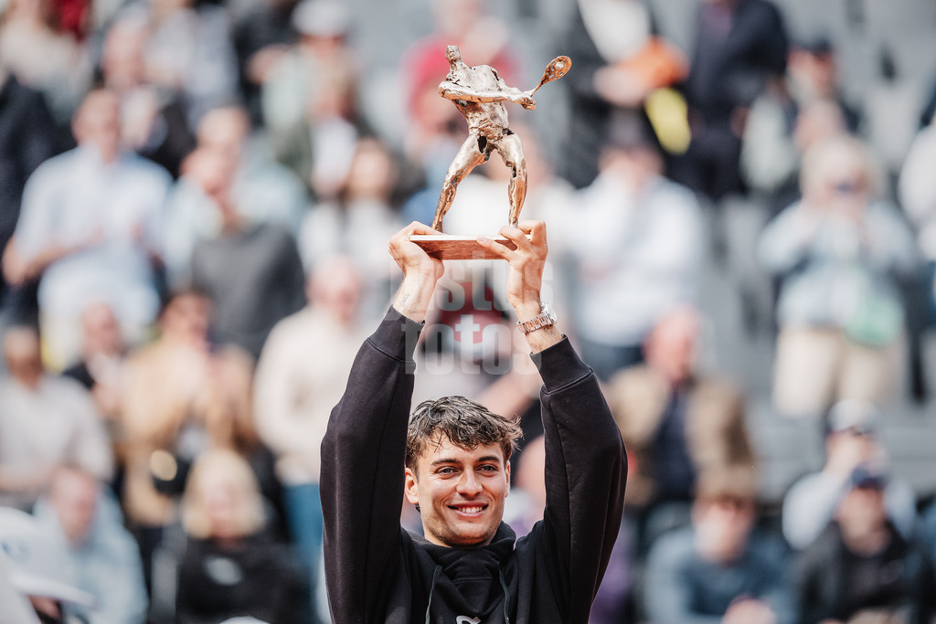 Tennis | Männer | bitpanda Hamburg Open Finale | ATP 500 | Andrei Andrejewitsch Rubljow (RUS) vs. Flavio Cobolli (ITA) | 24.05.2025 | Flavio Cobolli gewinnt das Turnier und hebt die Trophäe in die Luft Jubel Emotionen