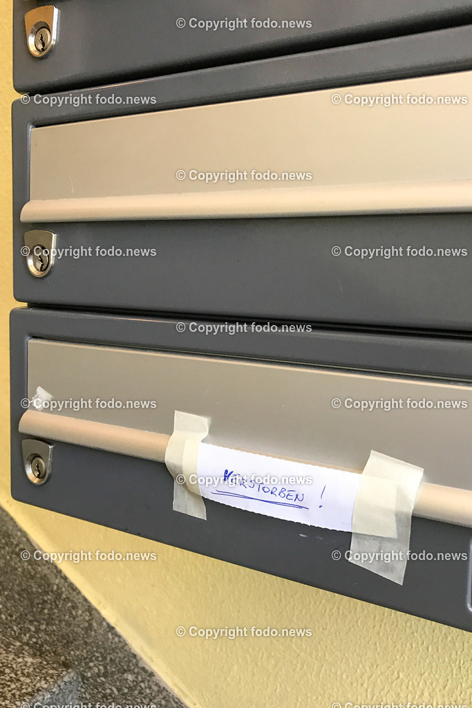 Corona_ 5 Jahre Covid Lockdown_ 15.03.2025-18 | 15.03.2025, Linz, AUT, Corona, 5 Jahre Covid Lockdown, im Bild Stadtansichten, Themenbild, verstorben, Hinweis, Schild, Briefkasten, Haus, Mehrparteinhaus