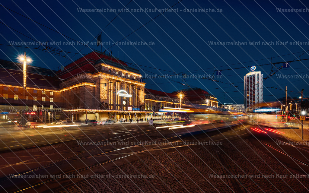 Hauptbahnhof Leipzig im Dezember 2025 mit Weihnachtsbeleuchtung | Hauptbahnhof Leipzig im Dezember 2025 mit Weihnachtsbeleuchtung - Realisiert mit Pictrs.com