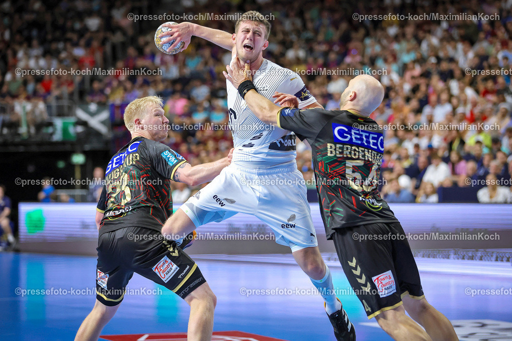 KoeEHF09062401074 | 09.06.2024, Köln, Handball, TruckScout24 EHF FINAL4, Machineseeker Champions League Men, Lanxess-Arena, Spiel um Platz 3, SC Magdeburg - THW Kiel: Nikola Bilyk (THW Kiel) gegem Magnus Saugstrup (SC Magdeburg) und Oscar Bergendahl (SC Magdeburg)