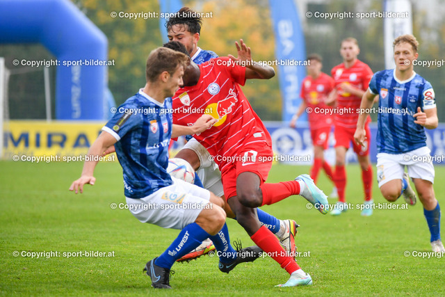 AUT, 2.Liga, FC Blau Weiss Linz vs FC Liefering | 29.10.2022, Hofmann Arena Linz, AUT, 2.Liga, FC Blau Weiss Linz vs FC Liefering, im Bild Manuel Maranda (Blau Weiss Linz), Marco Krainz (Blau Weiss Linz) vs Karim Konate (Liefering)


// Admiral 2. Liga Match between FC Blau Weiss Linz and FC Liefering in Linz, Austria on 2022/10/29
