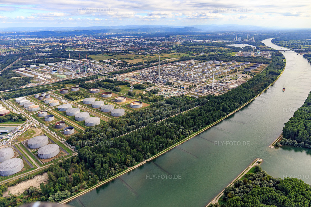 Luftbild: Raffinerie MiRO aus Nordwesten am Rheinufer im Ortsteil Knielingen in Karlsruhe im Bundesland Baden-Württemberg in Deutschland. Foto: IMG_093366.jpg vom 22.08.2016 durch Werner Riehm/FLY-FOTO.de