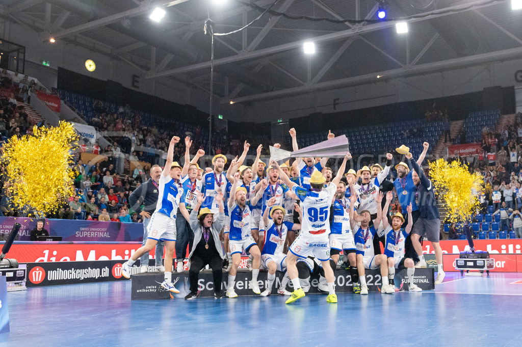 SV Wiler-Ersigen vs GC Unihockey - 23. April 2022 | SV Wiler-Ersigen vs GC Unihockey
Stimo Arena, Kloten
#95 Joel Rüegger (GC Unihockey) stemmt den Pokal des Schweizer Meister 2021/22 seinem Team entgegen.
Bild: Sportfotografie Markus Aeschimann | www.markus-aeschimann.ch - Realisiert mit Pictrs.com