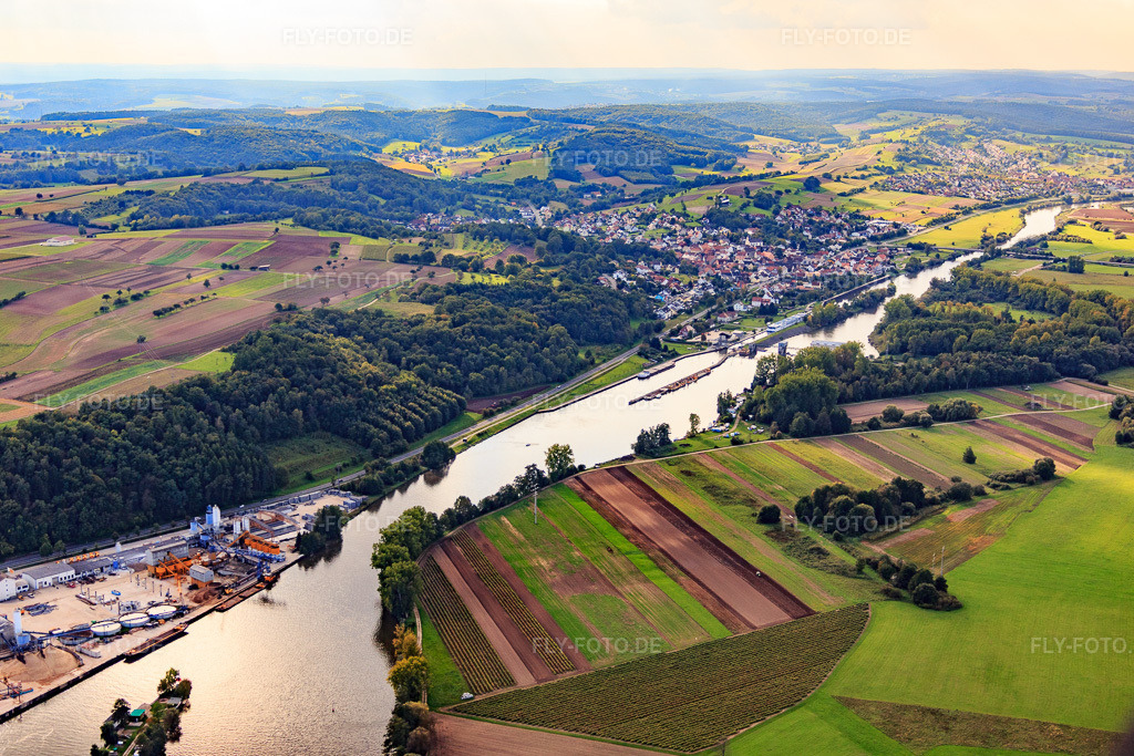 Luftbild: Ortsansicht jenseits von Main und Schleusenhalbinsel aus Nordosten im Ortsteil Viereth in Viereth-Trunstadt im Bundesland Bayern in Deutschland. – Foto: IMG_073791.jpg vom 27.09.2014 durch Werner Riehm/FLY-FOTO.de – Auflösung des Originals: 5277 x 3518 px