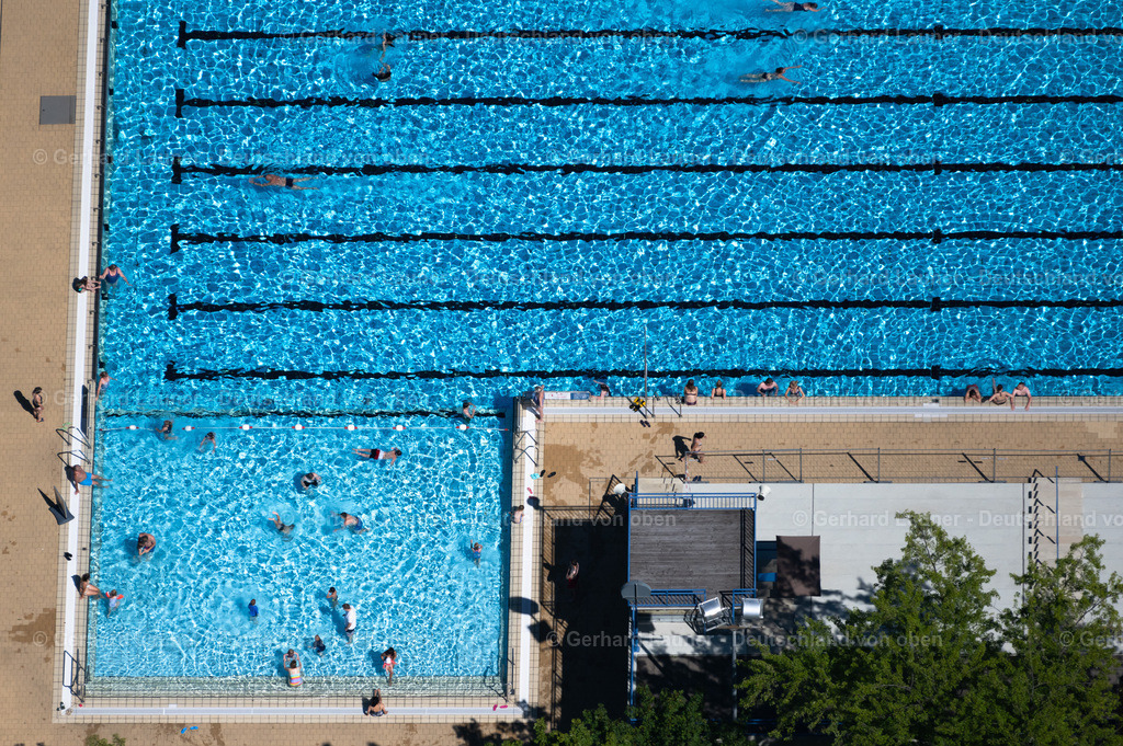 4036178 | BRAUNSCHWEIG 31.07.2020 Offenes Schwimmbecken des Freibades Raffteich an der Straße Madamenweg im Ortsteil Weststadt in Braunschweig im Bundesland Niedersachsen, Deutschland. Weiterführende Informationen bei: Stadtbad Braunschweig Sport und Freizeit GmbH. // Swimming pool of the Raffteich on street Madamenweg in the district Weststadt in Brunswick in the state Lower Saxony, Germany. Further information at: Stadtbad Braunschweig Sport und Freizeit GmbH. Foto: Gerhard Launer