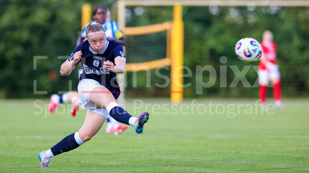 Fussball, Testspiel Frauen, SV Meppen - SC Heerenveen | Torschützin Bente Bode (SV Meppen, 14) erzielt das Tor zum 1:0, Treffer, Highlight, Torerfolg, am Ball, Einzelbild, Ganzkörper, Aktion, Action, Spielszene