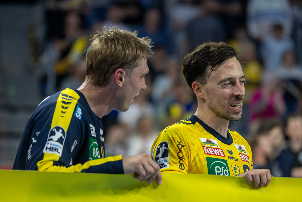 HBL (Handball-Bundesliga), Saison 2025/26, 33. Spieltag: Rhein-Neckar Löwen gegen TSV Hannover-Burgdorf | HBL (Handball-Bundesliga), Saison 2025/26, 33. Spieltag: Rhein-Neckar Löwen gegen TSV Hannover-Burgdorf***Das Team der Rhein-Neckar Löwen bedankt sich mit einem Banner bei den Fans. Hier im Bild Patrick Groetzki und Edwin Aspenbäck - Realisiert mit Pictrs.com