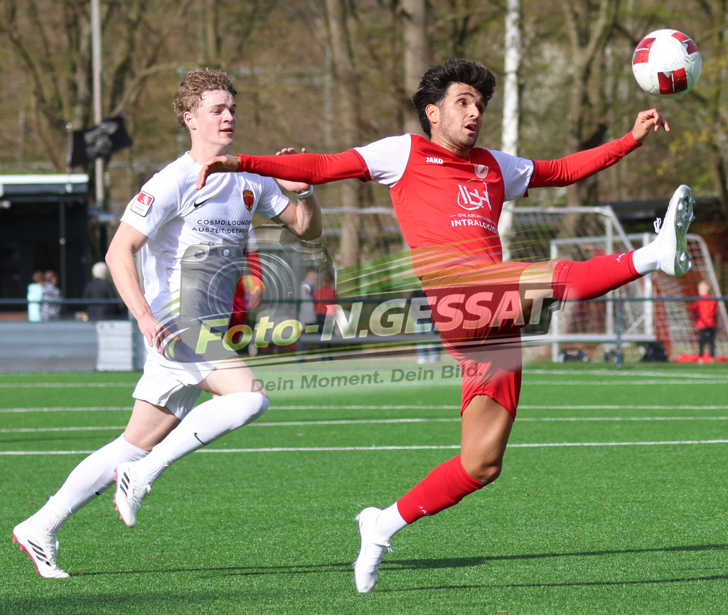 FC RW Kirchlengern - Post TSV Detmold | Auf dem Bild zu sehen: Rot FC RW Kirchlengern: Altan Dincdemir ; Weiß Post TSV Detmold: Merlin Dalbke FC RW Kirchlengern, Post TSV Detmold, Saison 25/26, Landesliga, Deutschland - Realisiert mit Pictrs.com