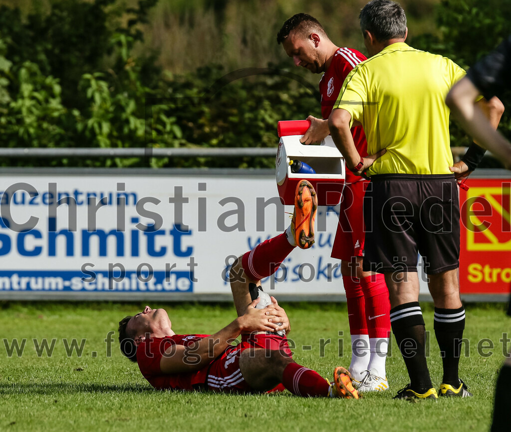 2023-09-17_023_DJK_Ottenhofen_gegen_FC_Finsing_II | Ottenhofen, Deutschland, 17.09.2023:
Fußball, Kreisklasse 2023 / 2024, 7. Spieltag, DJK Ottenhofen gegen FC Finsing II, Endergebnis: 3:0

Michael Bayer (FC Finsing, #19), Schiedsrichter Edib Mehmedovic

Foto: Christian Riedel / fotografie-riedel.net