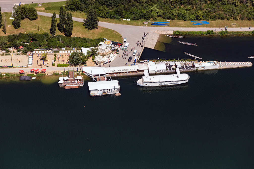 dr__0025096.jpg | WIEN 24.06.2019 Tische und Sitzbänke der Freiluft- Gaststätte Vienna City Beach Club in Wien in Österreich. // Tables and benches of open-air restaurants Vienna City Beach Club in Vienna in Austria. Foto: Daniel Reiter
