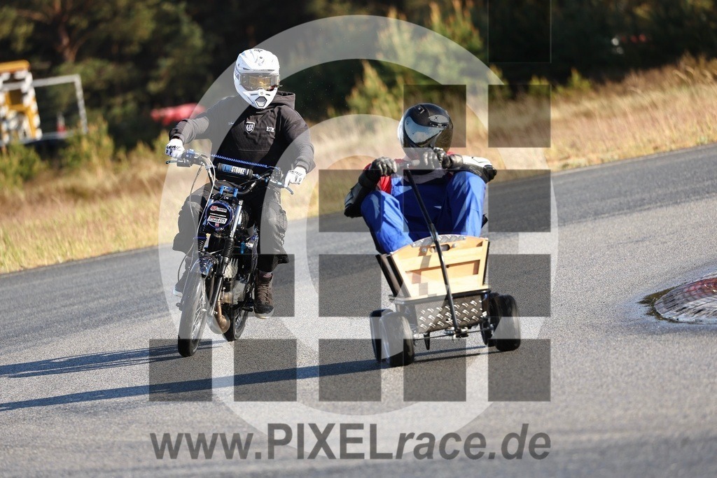 mopedrennen-20260514_12059 | Schöne Erinnerungen an spannende Momente - das festzuhalten ist unser Job. PIXELrace.de ist seit 2003 auf den Rennstrecken Europas unterwegs um die Action draußen beim Fahren und die wunderbare Stimmung imm Fahrerlager für euch einzufangen.