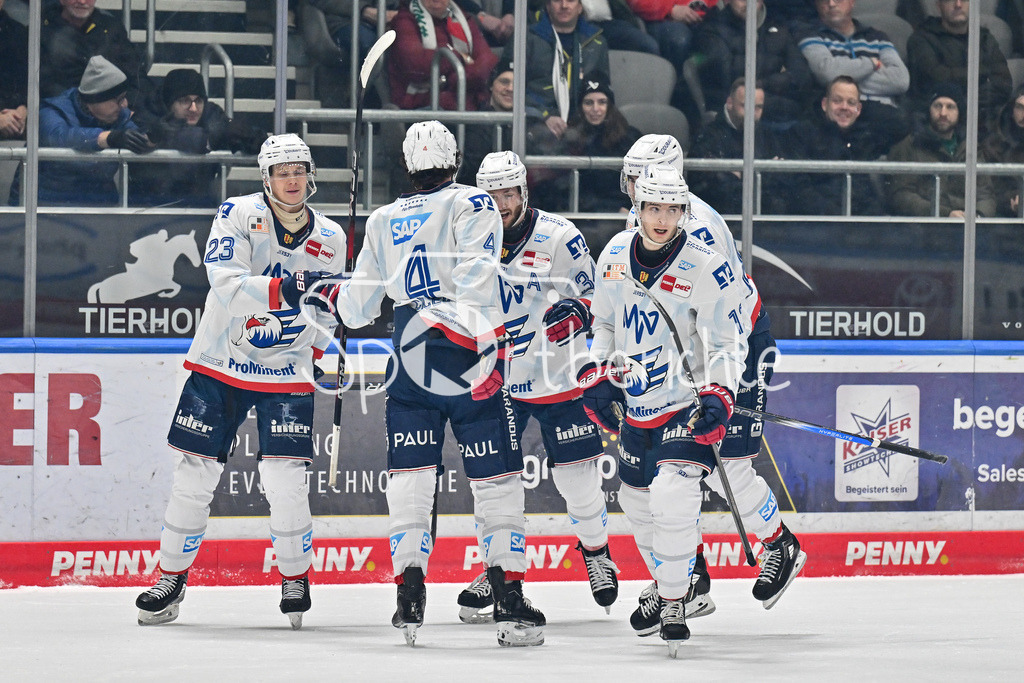 Augsburger Panther - Adler Mannheim | Jubel der Gaeste nach dem Treffer zum 0-1 durch Stefan LOIBL (Adler Mannheim 13) / Freude / Happy / Tor / Torschuezte