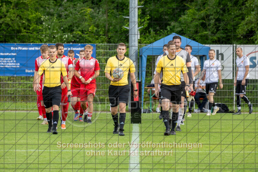 20250616_182749_0039 | #,  TV Eybach (weiß) vs. 1.FC Donzdorf II (rot), Fussball, Entscheidungsspiel 3 in Kreisliga A3 - Bezirk Neckar/Fils, Saison 2024/2025, Rasensportplatz, Staufenecker Str. 41, 73084 Salach, 16.06.2025 - 18:30 Uhr,Foto: PhotoPeet-Sportfotografie/Peter Harich