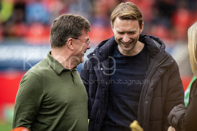 German Bundesliga, Bayer 04 Leverkusen vs. VfL Wolfsburg, 04.04.2026 | LEVERKUSEN, GERMANY - APRIL 4, 2026 :  Dieter Hecking (Head Coach VfL Wolfsburg) and Simon Rolfes (Manager Sport Bayer 04 Leverkusen) before the German Bundesliga match on gameday 28 between Bayer 04 Leverkusen vs. VfL Wolfsburg at BayArena on April 4, 2026 in Leverkusen, Germany. DFL REGULATIONS PROHIBIT ANY USE OF PHOTOGRAPHS AS IMAGE SEQUENCES AND/OR QUASI-VIDEO.